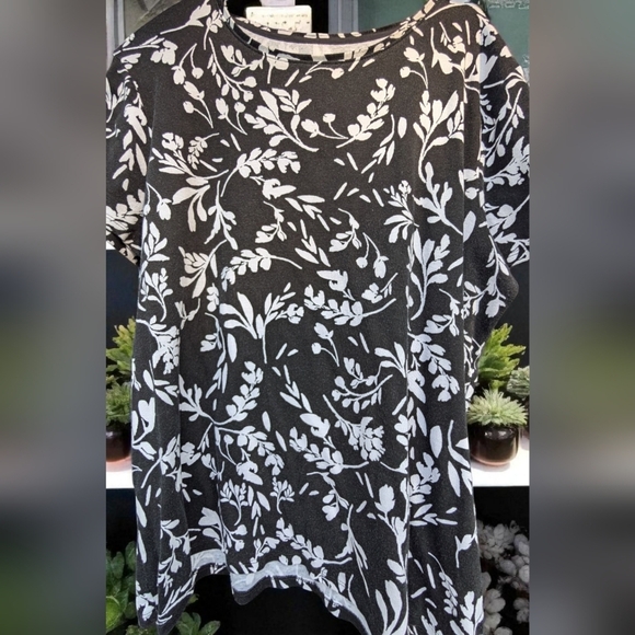 Croft & Barrow Essential Crewneck TeeColor: Black Multi Floral, Size: L (EUC) - Picture 5 of 8